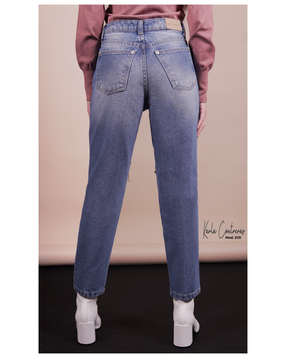 Jeans Momfit, con roturas color azul.