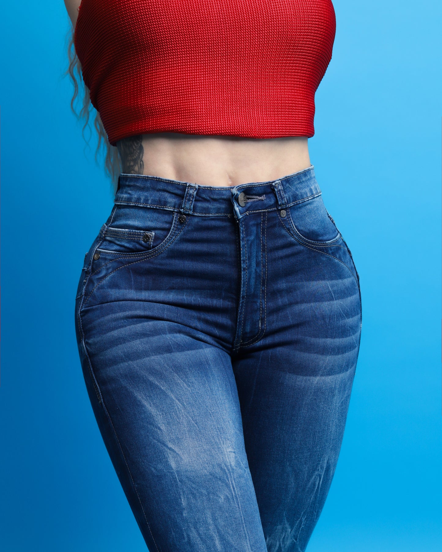 Jeans flare, corte colombiano, con bolsas traseras.