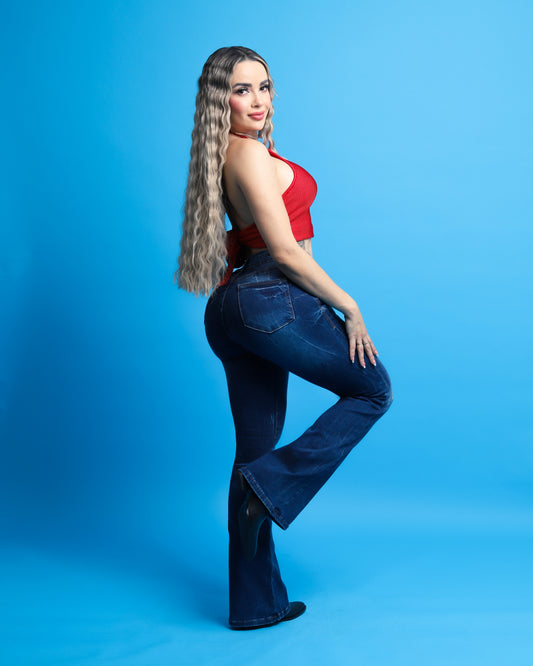 Jeans flare, corte colombiano, con bolsas traseras.