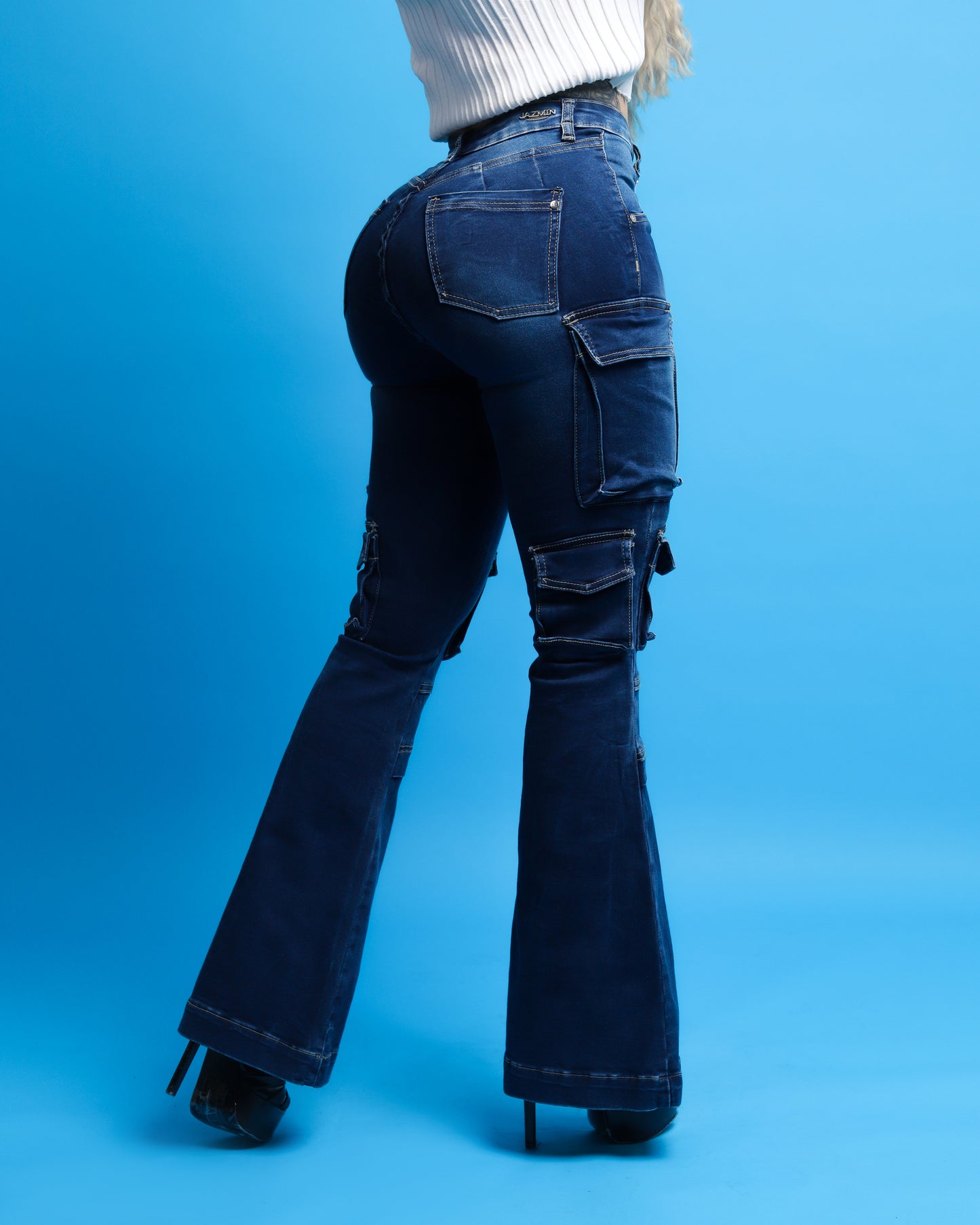 Jeans cargo, campana. Corte Colombiano.