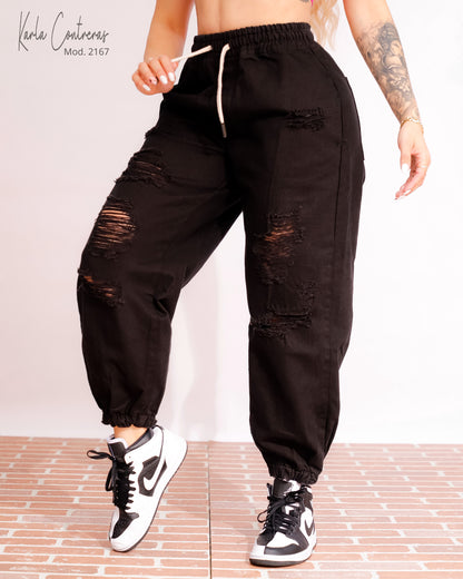 Jogger negro con roturas, oversize.