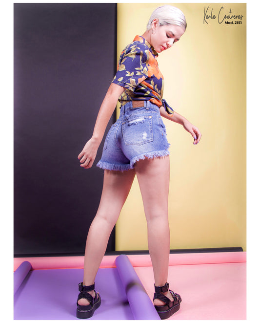Short corto, con roturas.