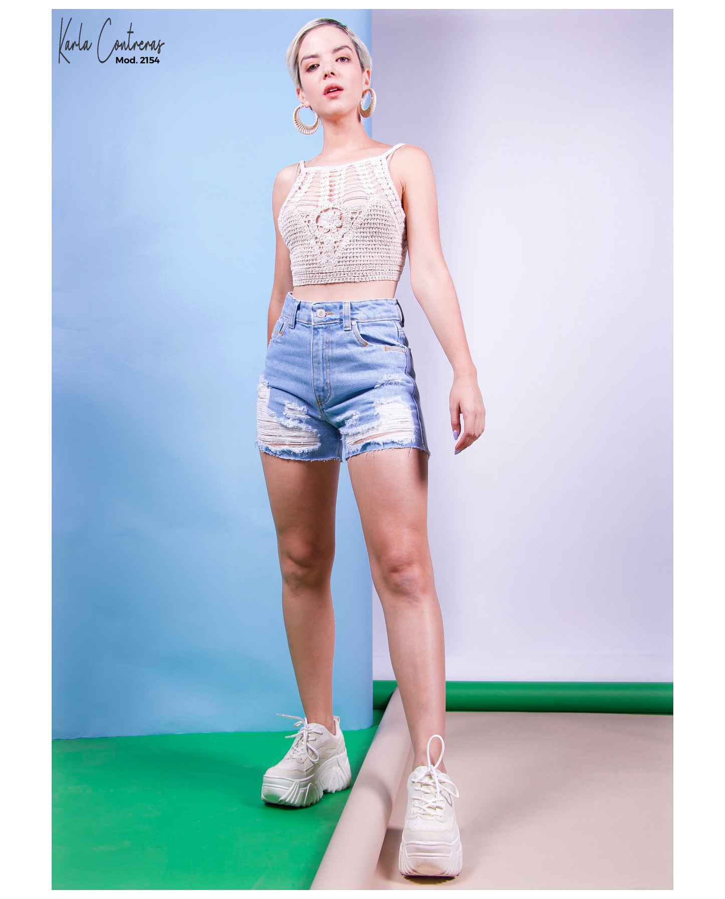 Short Momfit, con costuras en cafe, diseño rasgado.