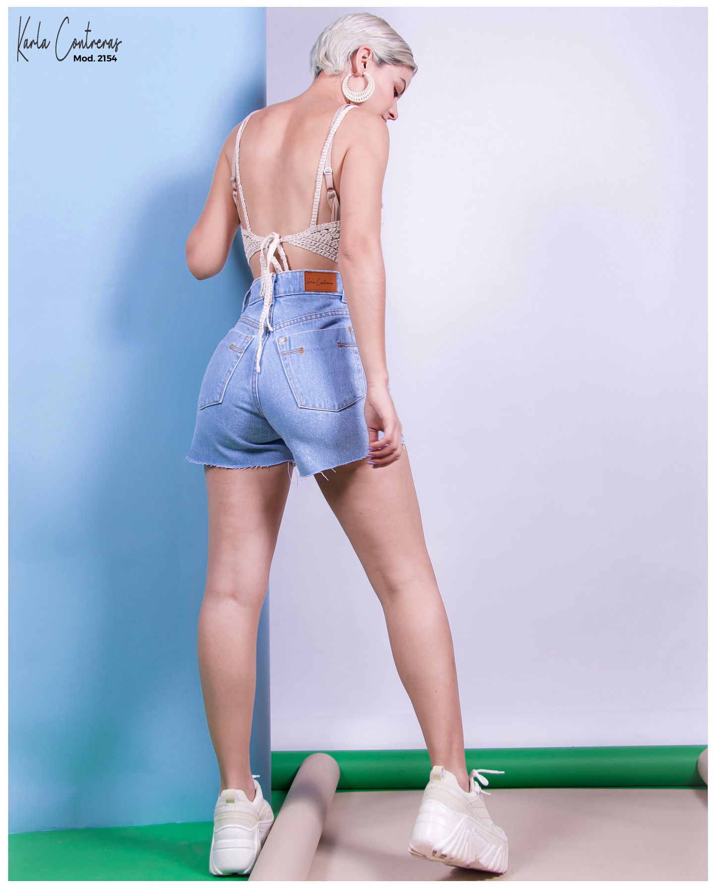 Short Momfit, con costuras en cafe, diseño rasgado.