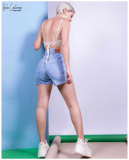 Short Momfit, con costuras en cafe, diseño rasgado.