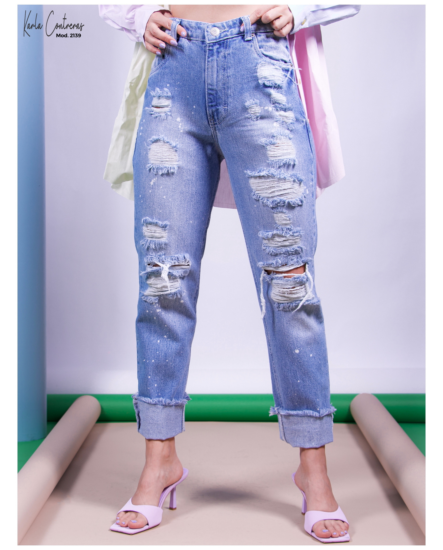 Jeans Momfit desbastillado, 1 boton con roturas.