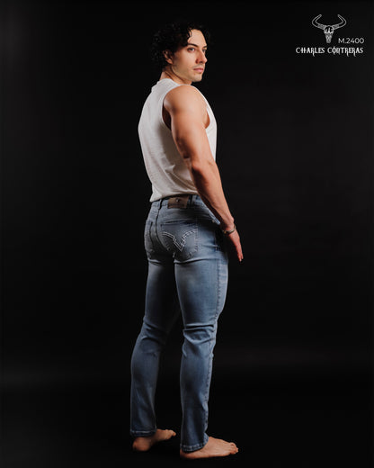 Jeans corte slim, para caballero azul claro.