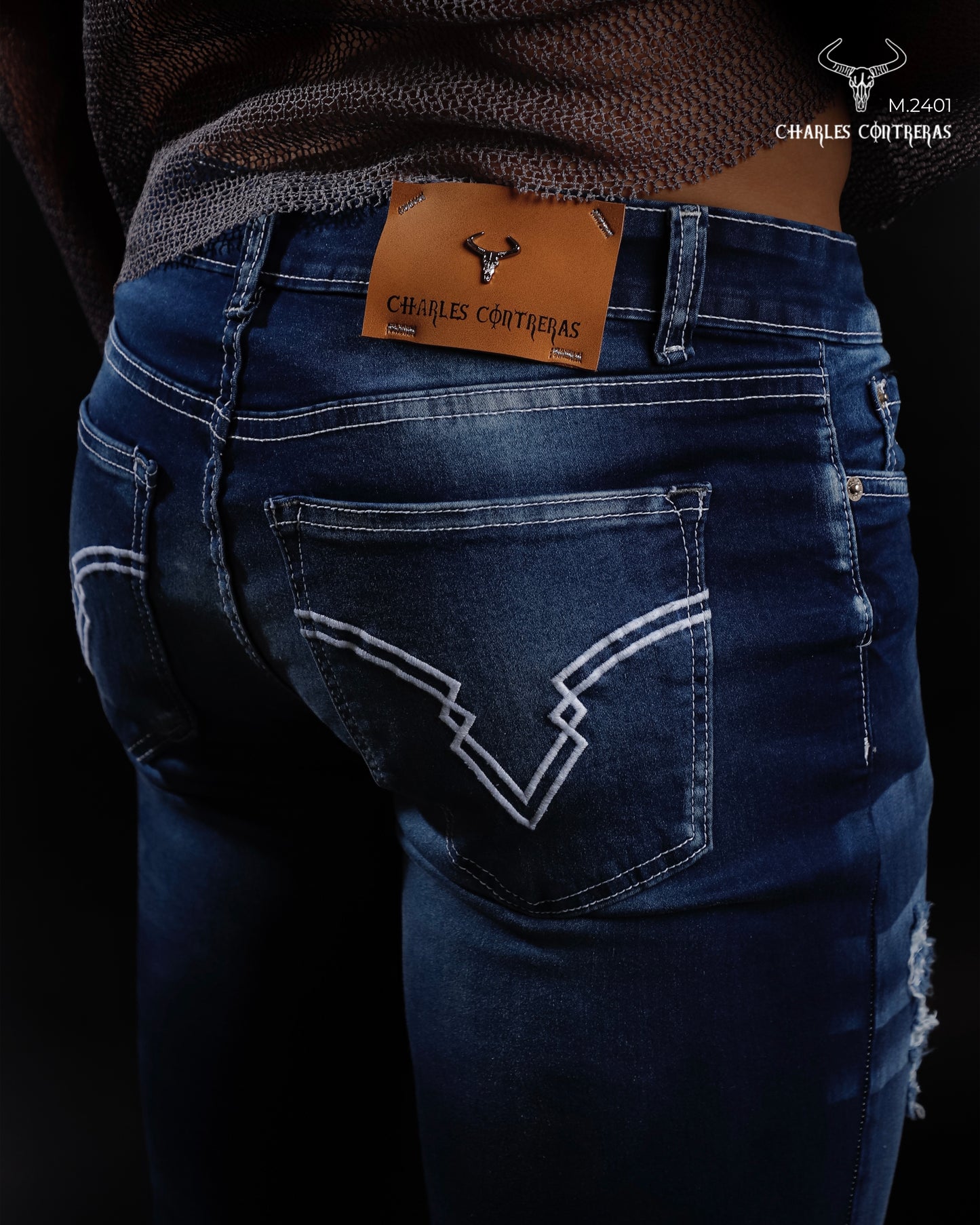 Jeans corte Slim, para caballero con roturas.