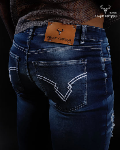 Jeans corte Slim, para caballero con roturas.