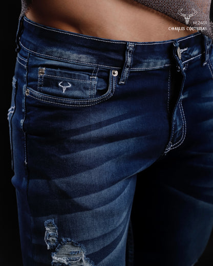 Jeans corte Slim, para caballero con roturas.