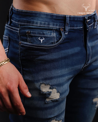 Jeans para caballero con roturas, corte slim.
