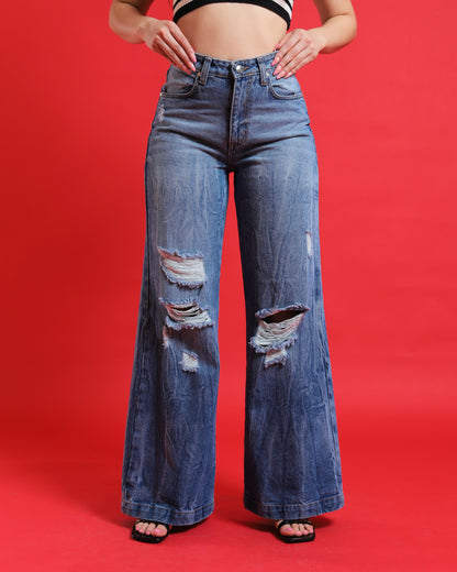 Jeans Wide Leg, con desgastes. Mezclilla rigida.