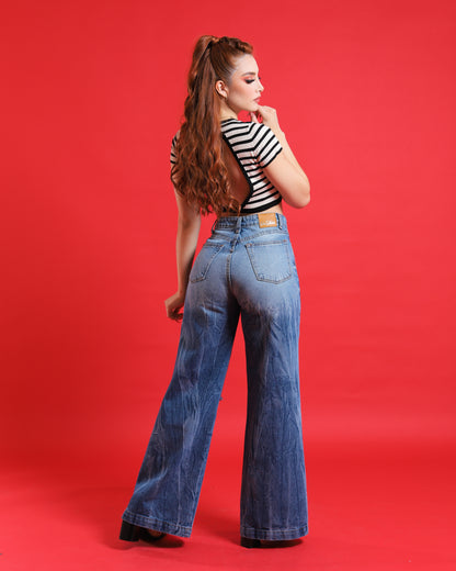 Jeans Wide Leg, con desgastes. Mezclilla rigida.