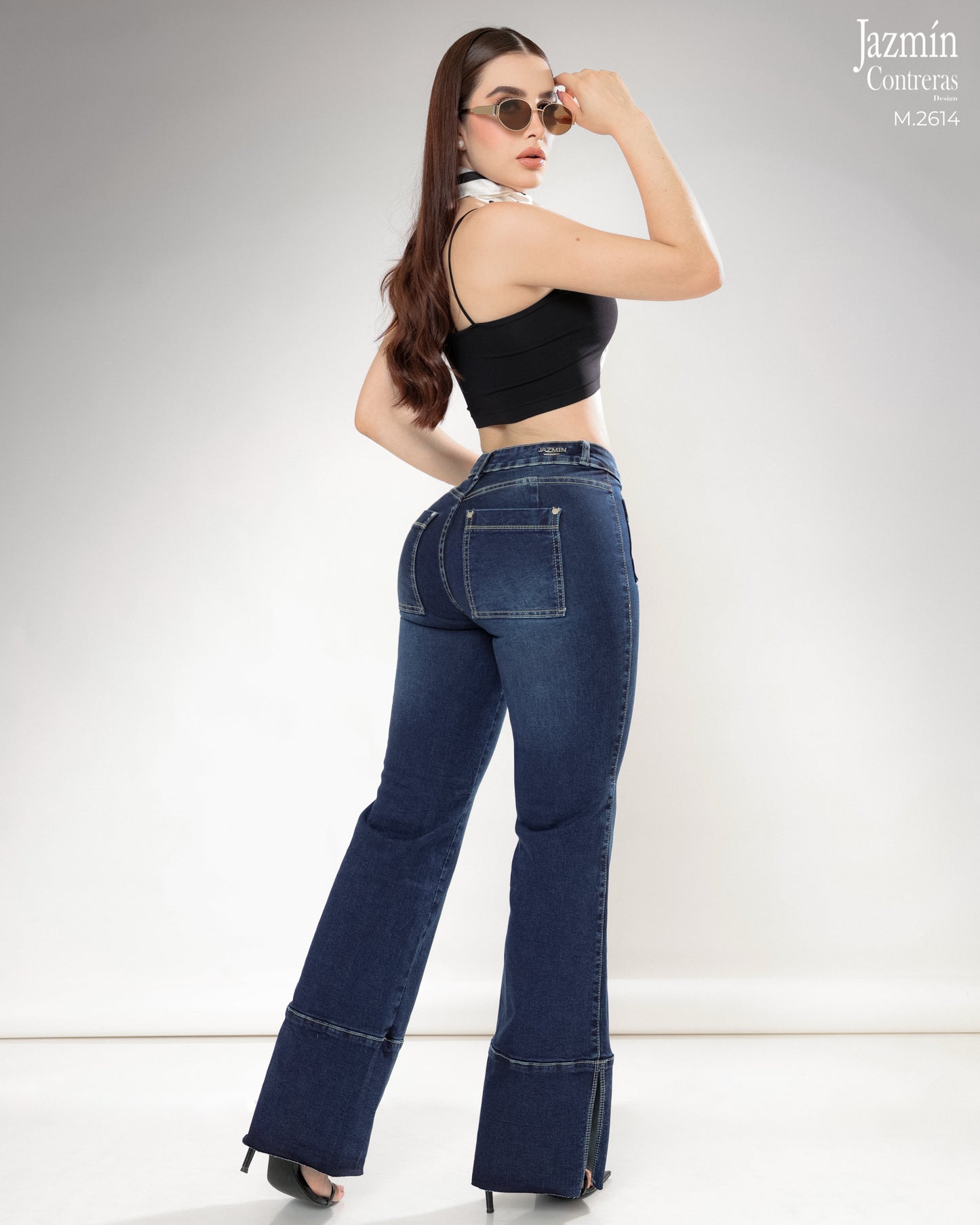 Jeans Wide Leg, con abertura.