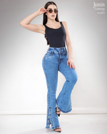 Jeans campana en corte colombiano, con broches metálicos.