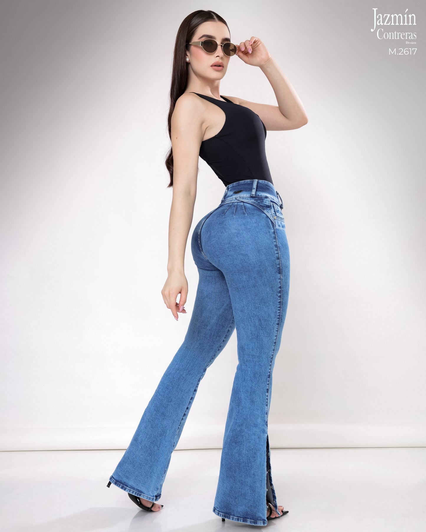 Jeans campana en corte colombiano, con broches metálicos.