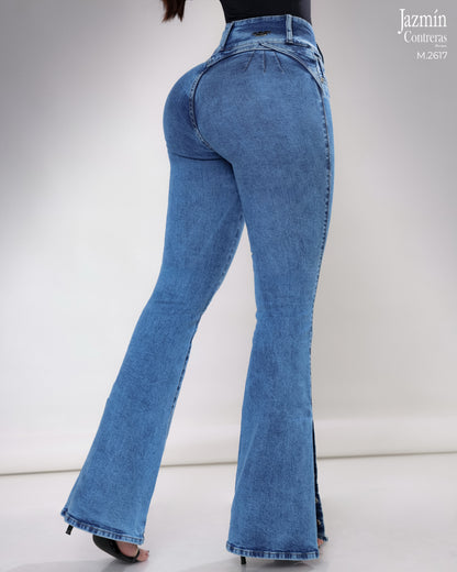Jeans campana en corte colombiano, con broches metálicos.
