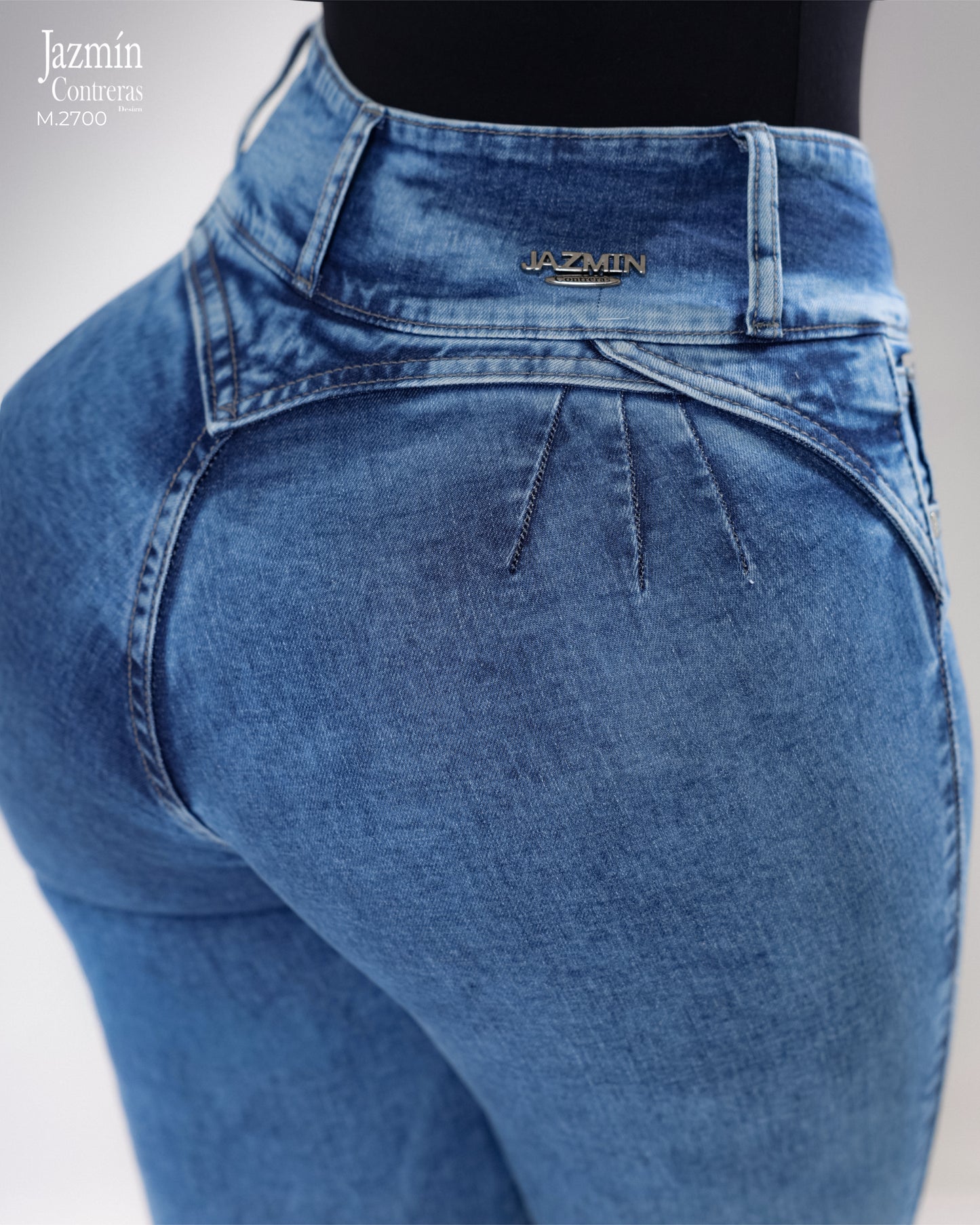 Jeans campana en corte colombiano, con broches metálicos.