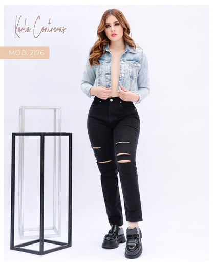 Jeans Momfit negro, con roturas.