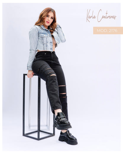 Jeans Momfit negro, con roturas.