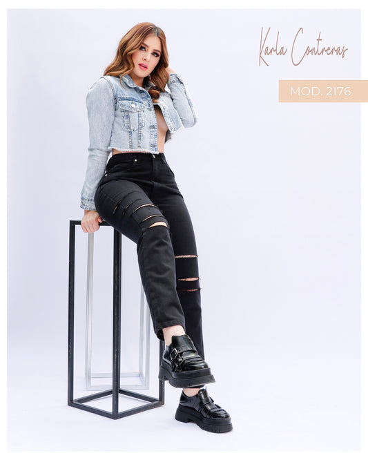 Jeans Momfit negro, con roturas.