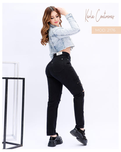 Jeans Momfit negro, con roturas.