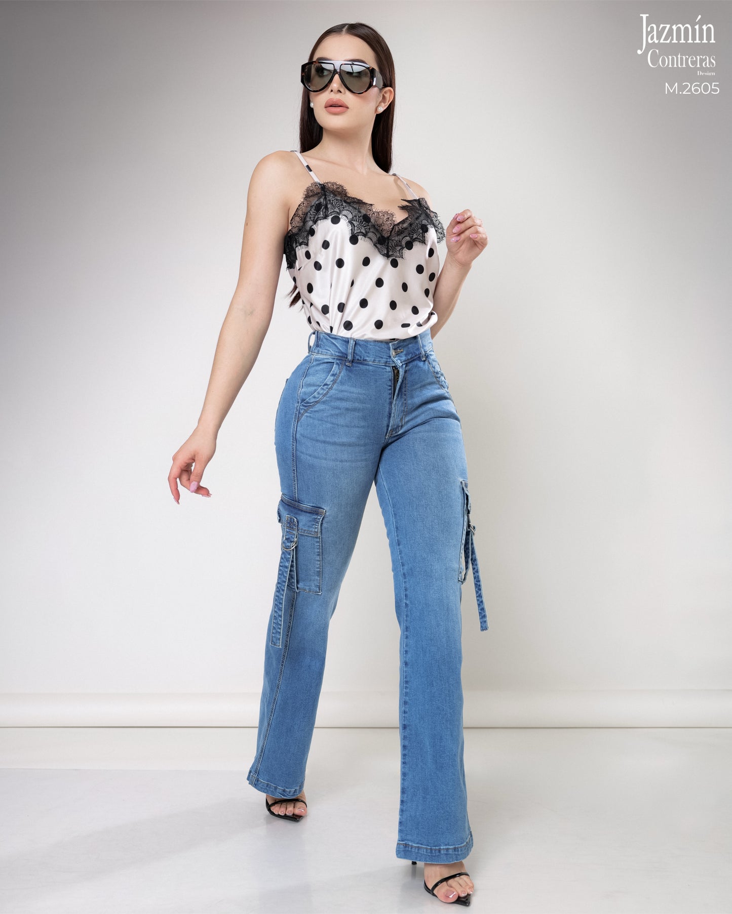 Jeans cargo, con resorte en pretina trasera.