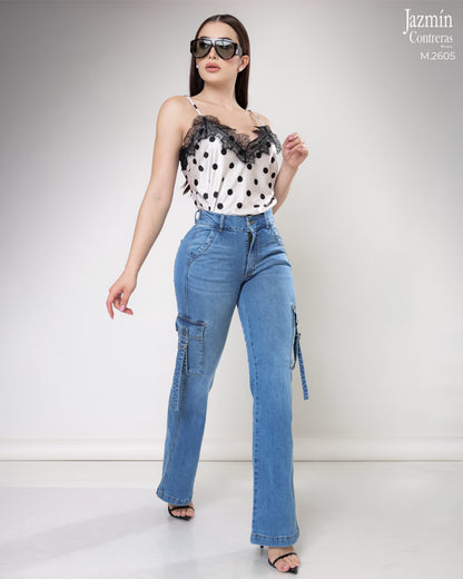 Jeans cargo, con resorte en pretina trasera.