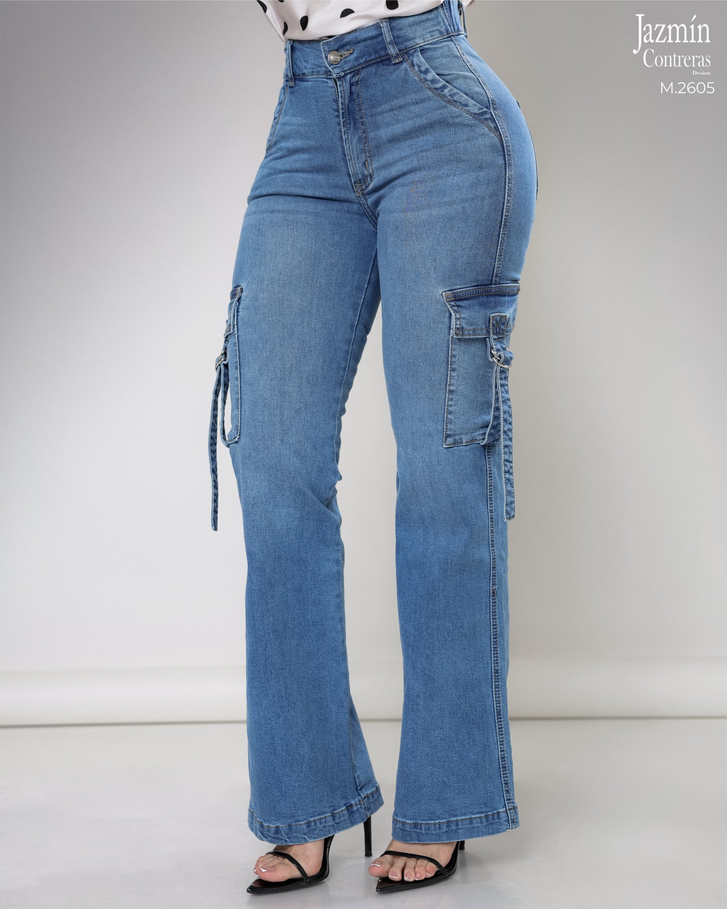 Jeans cargo, con resorte en pretina trasera.