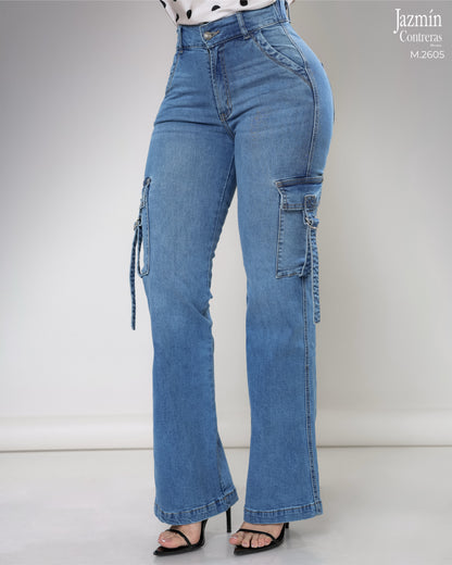 Jeans cargo, con resorte en pretina trasera.