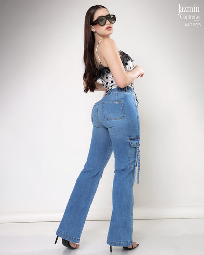Jeans cargo, con resorte en pretina trasera.