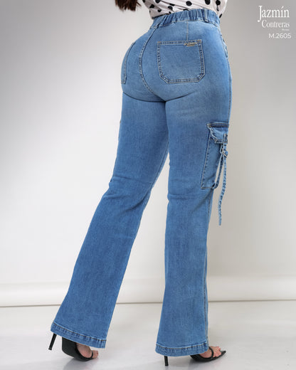 Jeans cargo, con resorte en pretina trasera.