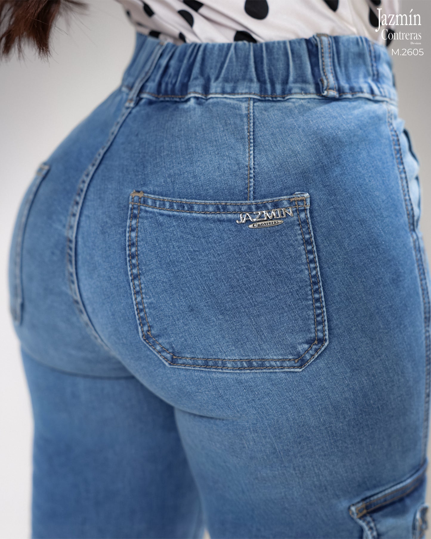 Jeans cargo, con resorte en pretina trasera.