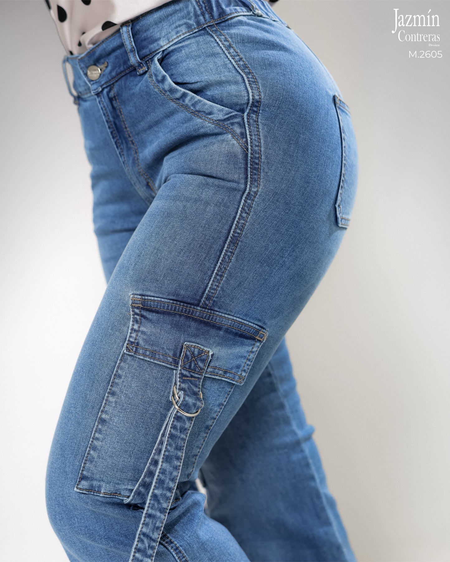 Jeans cargo, con resorte en pretina trasera.