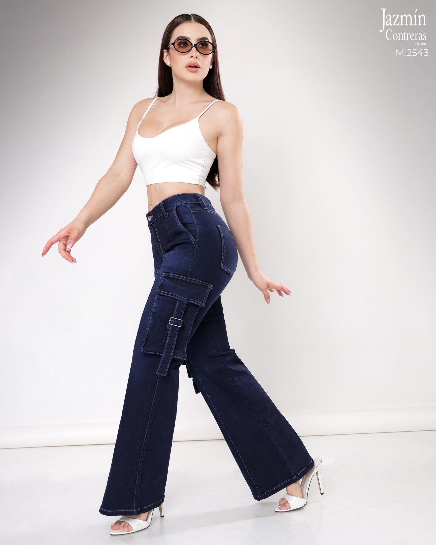 Jeans cargo con bolsas distintas.