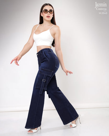 Jeans cargo con bolsas distintas.
