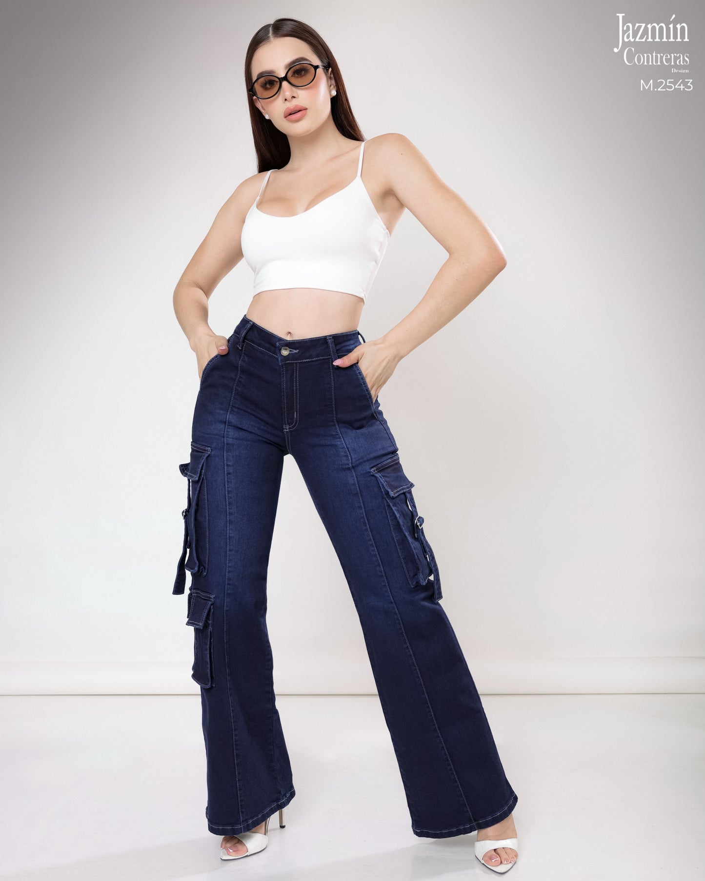 Jeans cargo con bolsas distintas.