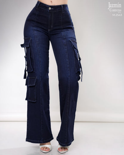 Jeans cargo con bolsas distintas.