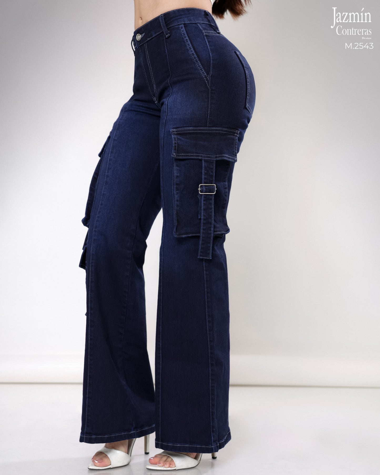 Jeans cargo con bolsas distintas.