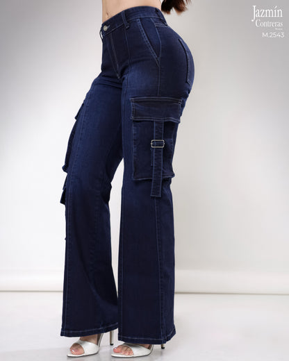 Jeans cargo con bolsas distintas.
