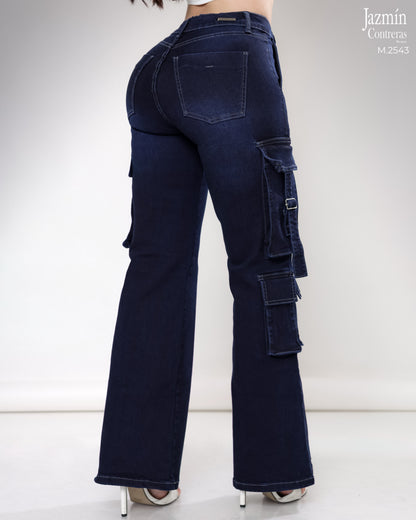 Jeans cargo con bolsas distintas.