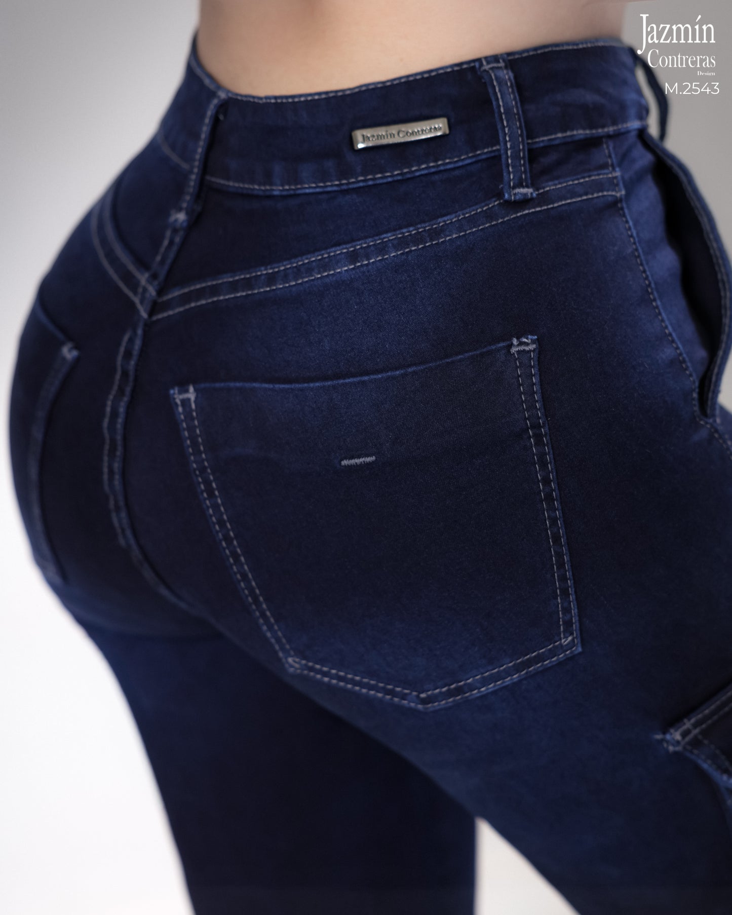 Jeans cargo con bolsas distintas.