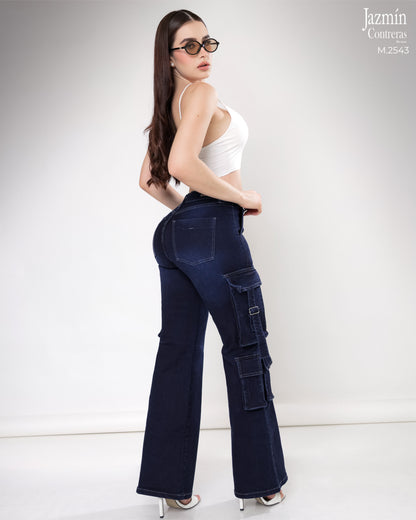 Jeans cargo con bolsas distintas.