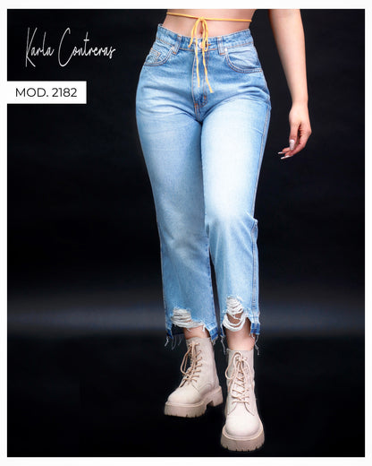 Jeans Momfit, con desgarre en bastilla.