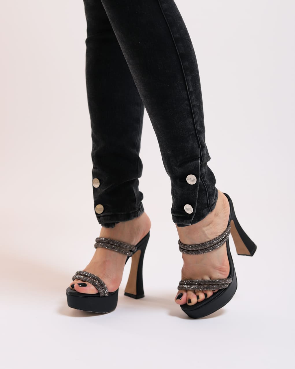 Jeans corte colombiano, con 2 botones en bastilla