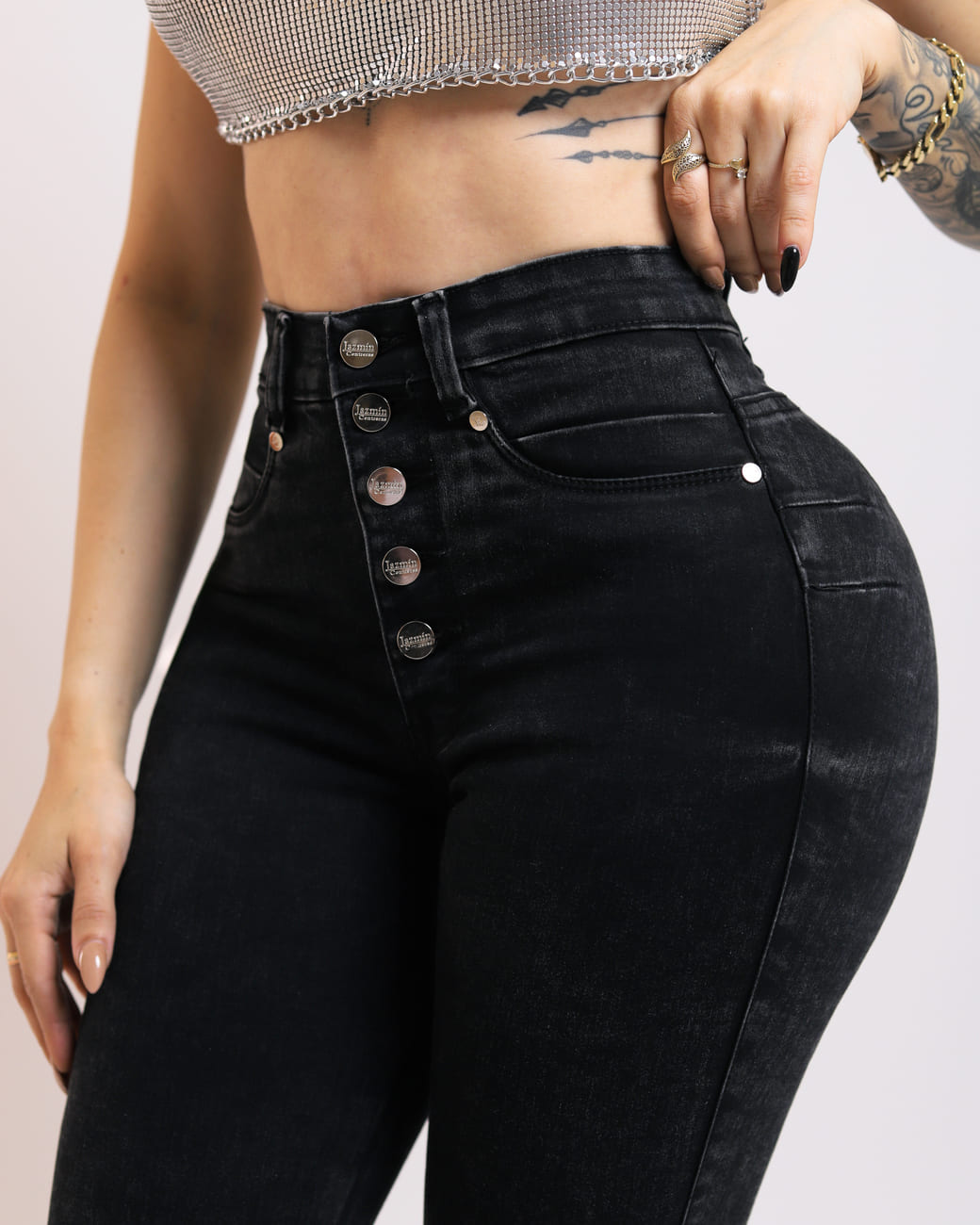 Jeans corte colombiano, con 2 botones en bastilla