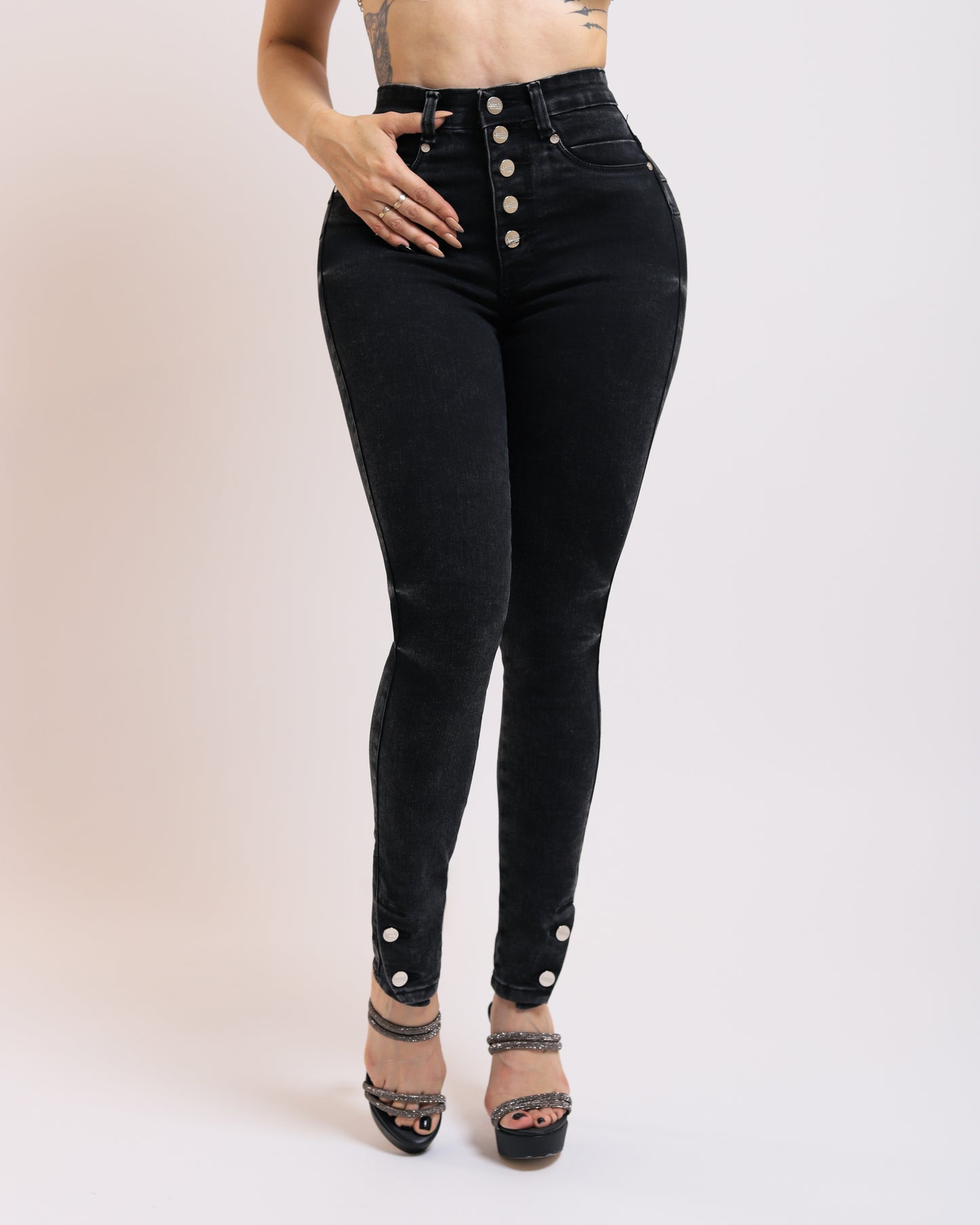 Jeans corte colombiano, con 2 botones en bastilla