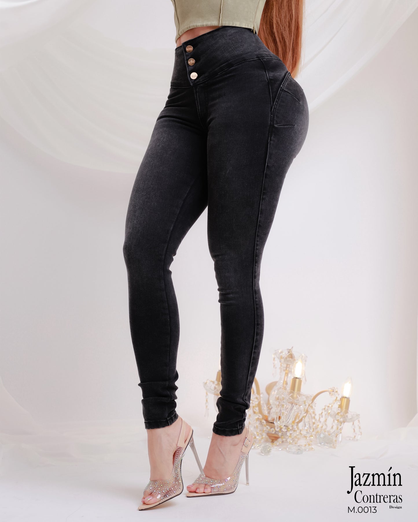Jeans corte colombiano, pretina ancha, 3 botones.