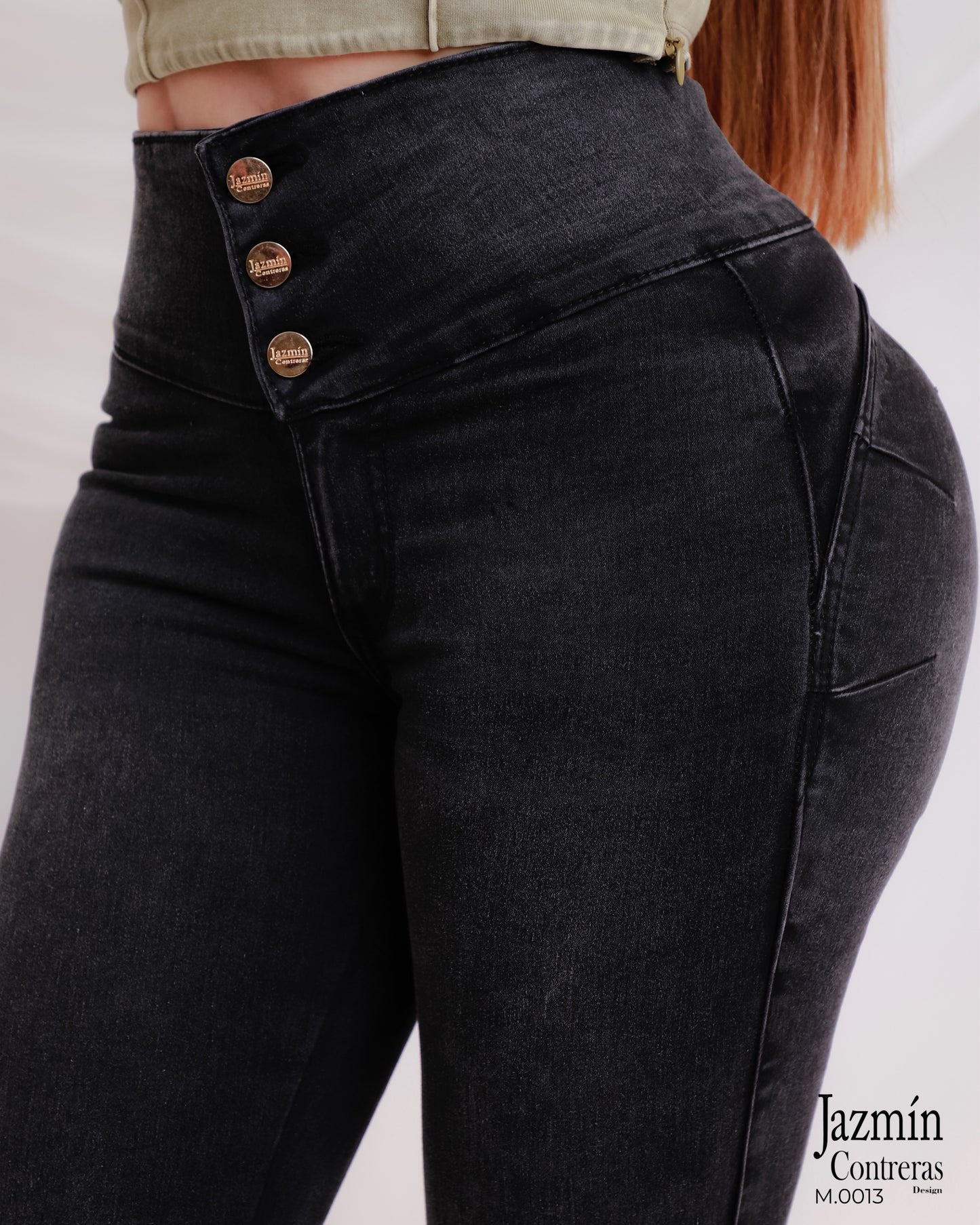 Jeans corte colombiano, pretina ancha, 3 botones.