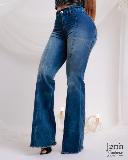 Jeans campana, con bolsas traseras, corte colombiano.